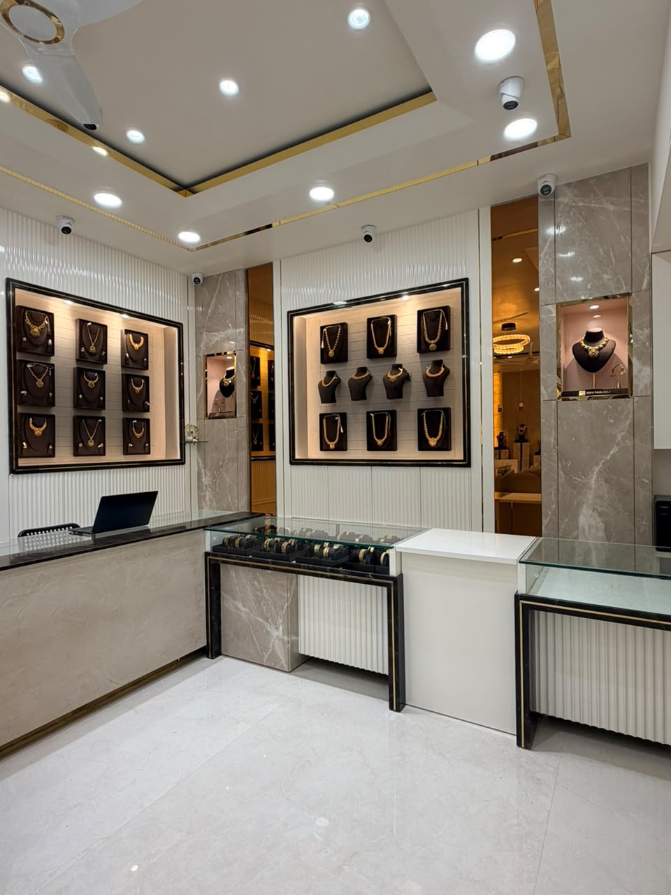 GEETANJALI JEWELS – Custom Brass Display Counter & Lighting